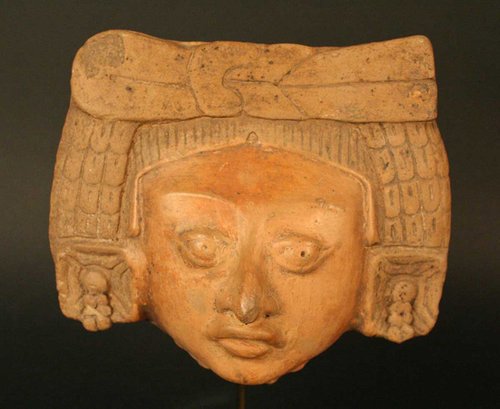 Cabeza antropomorfa femenina