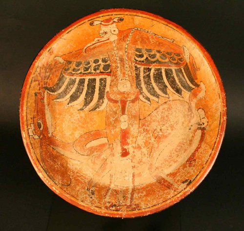 Plato trípode con representación pictórica