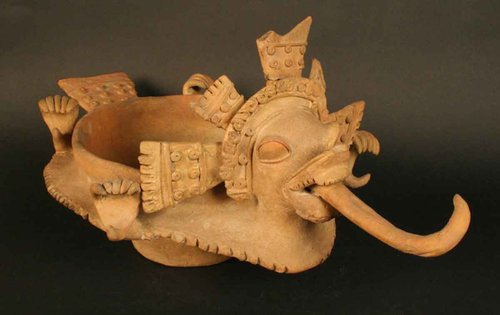 Plato con pedestal: representación draconiana
