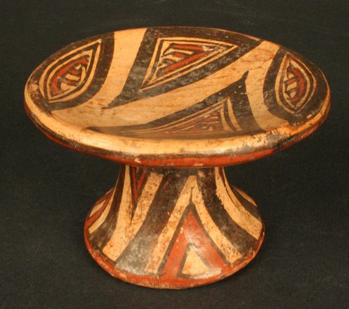 Plato polícromo con pedestal