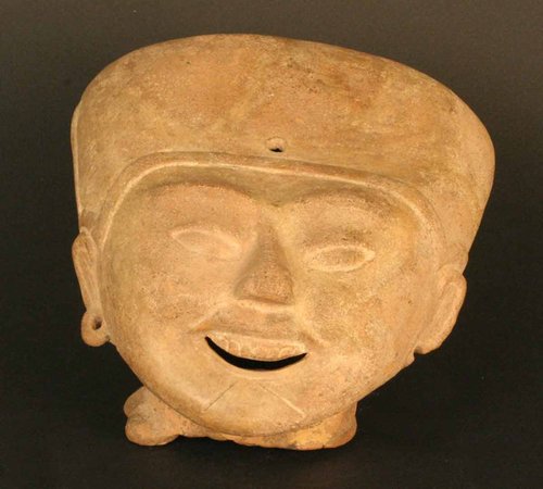Cabeza antropomorfa: cara sonriente