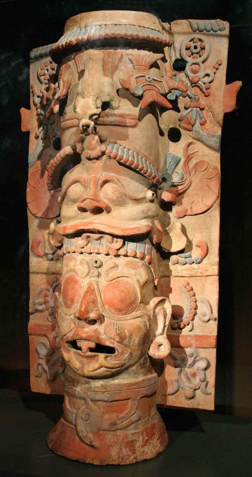 Columna antropomorfa polícroma