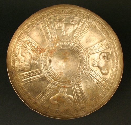 Escudilla con figuras zoomorfas en relieve