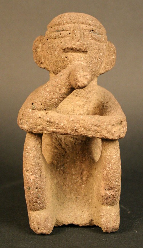Figura antropomorfa masculina sedente: sukie