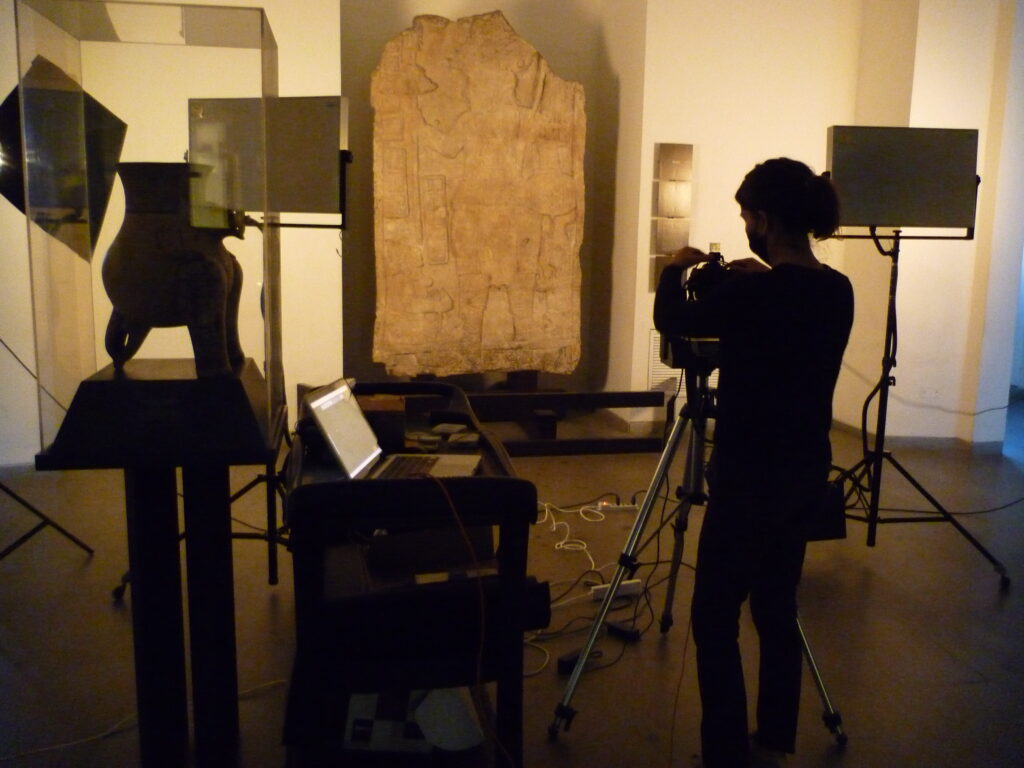 Investigadora Macarena López y CNCR analizan la colección cerámica maya del Museo Precolombino