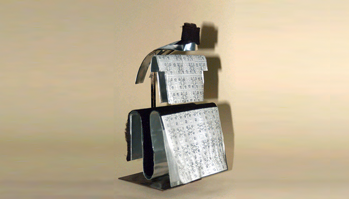 Maqueta del soporte a escala 1:1 para estudiar el despliegue y posición de las tres piezas del traje