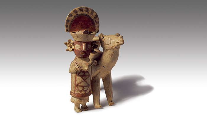 Vestimenta de un llamero modelado en una botella de cerámica Recuay (200 – 600 d.C.), centro de Perú. MCHAP 0283.
