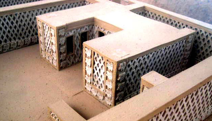 Maqueta de un recinto con muros reticulados romboidales de la ciudadela Tshudi, Museo de Chan Chan, Perú