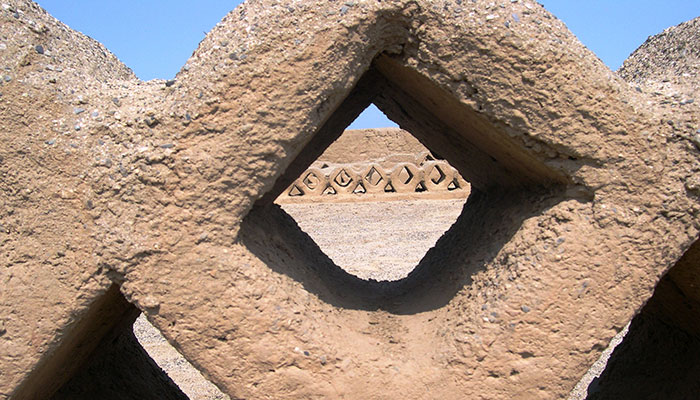 Muros reticulados romboidales de la ciudadela Tshudi de Chan Chan