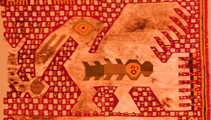 Textil mural Chimú (900 – 1470 d.C.) con estructura de retículas y la representación de un pelícano, “el gran cosechador” del mar. MCHAP 0406
