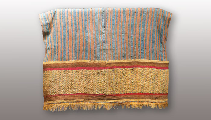 Camisa-<em>unku</em>. Tejido faz de urdimbre y brocado. Chimú, 900 – 1470 d.C., 128 x 92 cm, MCHAP 1150.