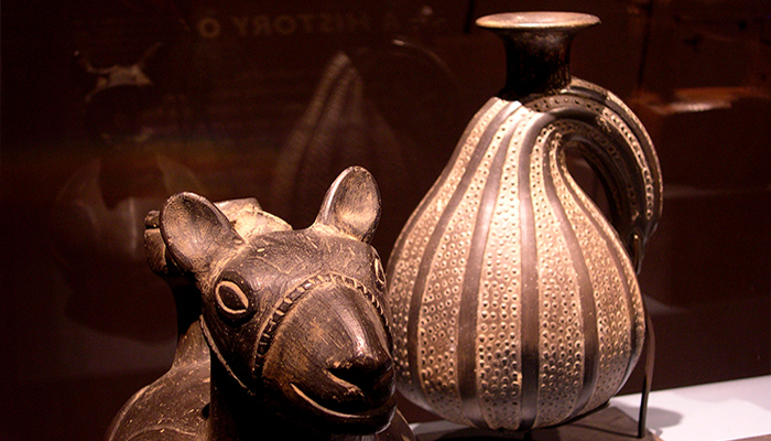 Botellas: Llama y calabaza. Cerámica. Chimú – Inka (1470 – 1532 d.C.). MCHAP 0571, 0549
