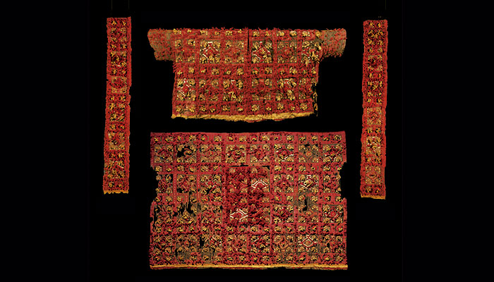 Traje ceremonial Chimú: Turbante, camisa-<em>unku</em>, taparrabo y faldellín. MCHAP 0962 (541 x 16 cm), MCHAP 0960 (95 x 47 cm) y MCHAP 0961(367 x 121 cm).