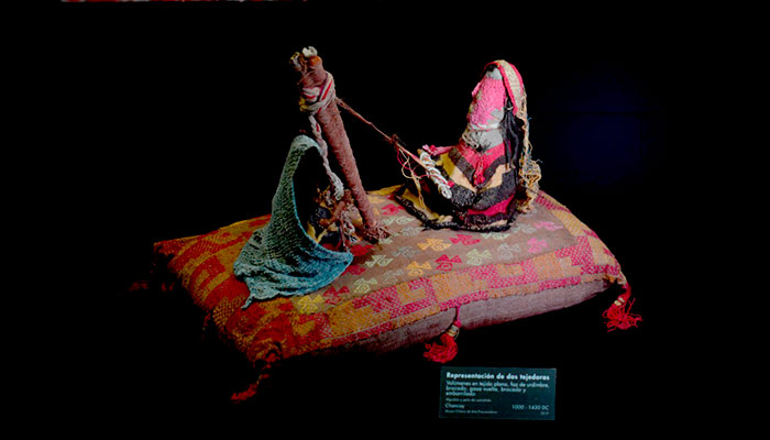 Dos tejedoras. Tejido volumétrico. Chancay, 1000 – 1430 d.C., 52 x 34 cm, MCHAP 3519. Sala Textil, Museo Chileno de Arte Precolombino