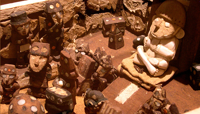 Representación de ceremonia funeraria. Madera, piedras, concha y fibra de algodón. Colección Proyecto Arqueológico Huacas del Sol y la Luna, Perú.
