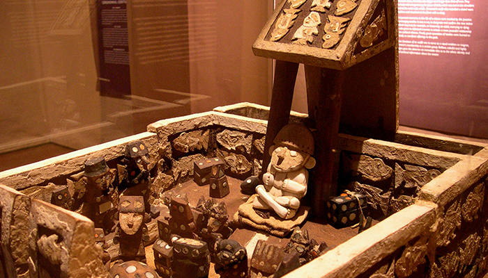 Representación de ceremonia funeraria. Madera, piedras, concha y fibra de algodón. Colección Proyecto Arqueológico Huacas del Sol y la Luna, Perú.