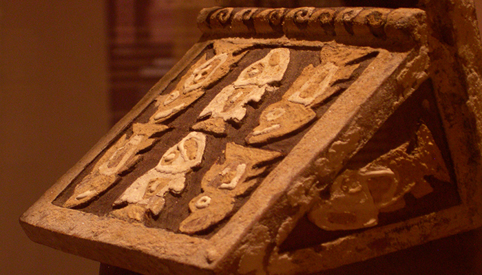 Representación de ceremonia funeraria. Madera, piedras, concha y fibra de algodón. Colección Proyecto Arqueológico Huacas del Sol y la Luna, Perú.