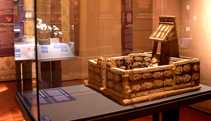 Representación de ceremonia funeraria. Madera, piedras, concha y fibra de algodón. Colección Proyecto Arqueológico Huacas del Sol y la Luna, Perú.