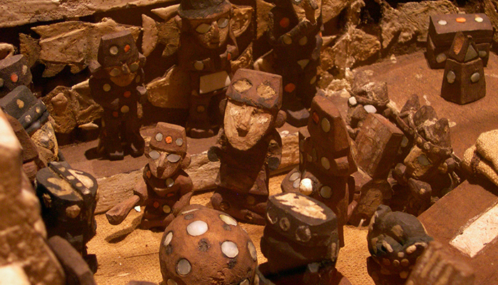 Representación de ceremonia funeraria. Madera, piedras, concha y fibra de algodón. Colección Proyecto Arqueológico Huacas del Sol y la Luna, Perú.