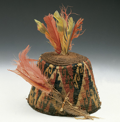 Los hombres del <em>Collasuyo</em> en Arica usaron un sombrero en forma de “fez turco”, a veces, coronado con un penacho de plumas. Tejido en cestería, con fibra vegetal y camélido. Museo Chileno de Arte Precolombino, DSCY 2901. Fotografía, Fernando maldonado.