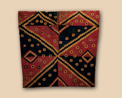 <em>Unku</em> o túnica andina Inka procedente de Arica. Tejido en tapicería con fibra de camélido. Colección Museo Arqueológico San Miguel de Azapa, Arica.