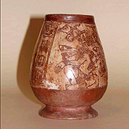 Vaso de cerámica con escritura logográfica. Cultura Maya, 300 – 900 d.C. Museo Chileno de Arte Precolombino, 2083.