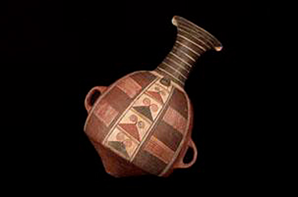 Aríbalo de cerámica, Imperio Inka, 1400 – 1532 d.C. Colección Museo Chileno de Arte Precolombino, 2646.