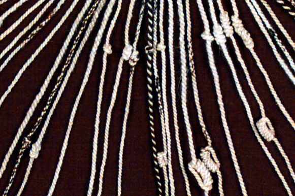 <em>Quipu</em> con Nudos en Forma de 8, Nudos Largos y Nudos Simples. Museo Chileno de Arte Precolombino, CMBE PE-31 (detalle).