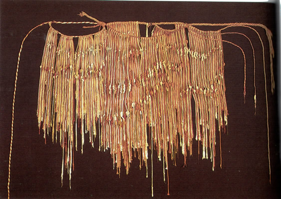 <em>Quipu</em> numérico-decimal. Fibra de algodón. Costa Central Andina. Colección Museo Banco Central de Reserva del Perú, ATE3517 (Fotografía, Denise Okuyamaguchi).