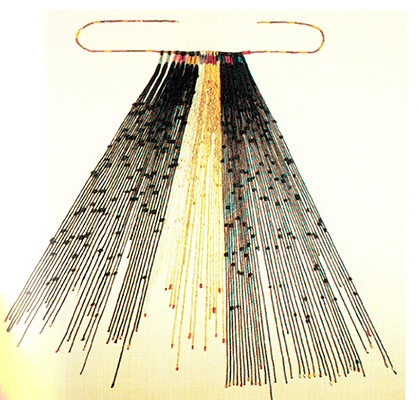 <em>Quipu</em> policromo. Algodón, fibra de camélido y pelo humano. Probablemente, Wari (500 – 1000 d.C.), Costa Central Andina. Museo Banco Central de Reserva del Perú, N°3568. Fotografía, Denise Okuyamaguchi. Este <em>quipu</em> con solo Nudos Largos y sin ordenamiento decimal podría ser “narrativo”. Sus cordeles embarrilados con hilos teñidos y la ausencia de cordeles subsidiarios, apoyarían esta hipótesis. Es notable en este <em>quipu</em> el uso de pelo humano para fabricar la mayoría de sus cordeles.