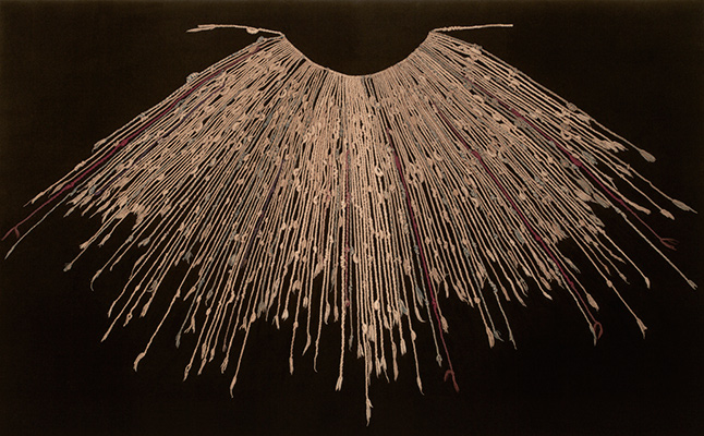 <em>Quipu</em> “narrativo”. Algodón y fibra de camélido. Área Central Andina. American Museum of Natural History, N° B-8705. Fotografía, cortesía del AMNH. </p> <p>En este <em>quipu</em>, los nudos no están ordenados de manera decimal. Los Nudos Largos que representan unidades están atados por encima de los Nudos Simples que refieren a las potencias de 10 o 100.