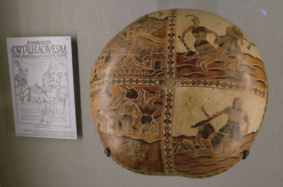 Pachakuti, la vuelta del mundo causada por la conquista española. Cuenco, calabaza pirograbada. Andes Centrales, Perú. Colección particular, LEN-2 (300 x 100 mm)