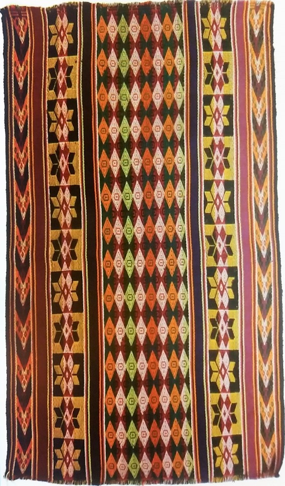 Hanaq Pacha, tiempos de Gloria. Las líneas quebradas remiten a la luz solar. Vestido (axsu), textil. Macha, Potosí, Bolivia, actual. Colección Museo Chileno de Arte Precolombino, 3943 (665 x 372 mm).