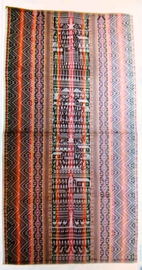 Kay Pacha, las actividades en este mundo. Vestido (axsu), textil / Tarabuco, Chuquisaca, Bolivia. Actual. Colección Museo Chileno de Arte Precolombino, 3944 (1320 x 695 mm).