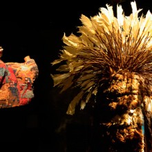 Izq:Gorro de cuatro puntas polícromo ,tejido anudado con agregado de felpa.Wari (costa centro-sur andina)550-950 d.C.Colección Particular. Der:Gorro con penacho ,tejido a telar con agregado de plumas,algodón.Chimú (costa central andina) 900-1470 d.C.Colección Particular.