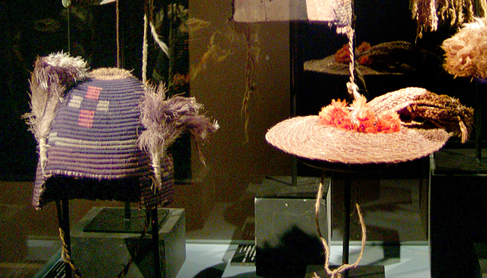 Izq: Casco con penachos de plumas. Tejidos de cestería fibra vegetaly de camélido. Pica – Tarapacá 1000 – 1470 dC. Colección Particular. Der: Gorro discoidal con plumas. Tejido de cestería fibra vegetal. Pica – Tarapacá 1000- 1470 dC MChAP 2781.