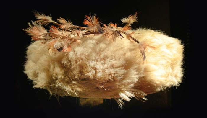 Gorro de piel de camélido con cubierta anudada y plumas de flamenco. San Pedro de Ataama ,700- 950 dC.MASPA.