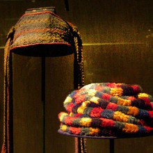 Izq: Banda cefálica . Tejido entrelazado y cordones torcidos ,fibra de camélido. Nasca (costa sur andina) 100 aC - 700 dC. Colección Particular.Der: Tocado tipo turbante: Cordón afelpado ,fibra de camélido . Nasca (costa sur andina) 100 aC - 700 dC. Colección Particular.