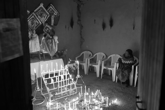 Las cruces esperan imponentes su partida al Alto. La señora Carmen acompaña toda la noche las cruces del Calvario.