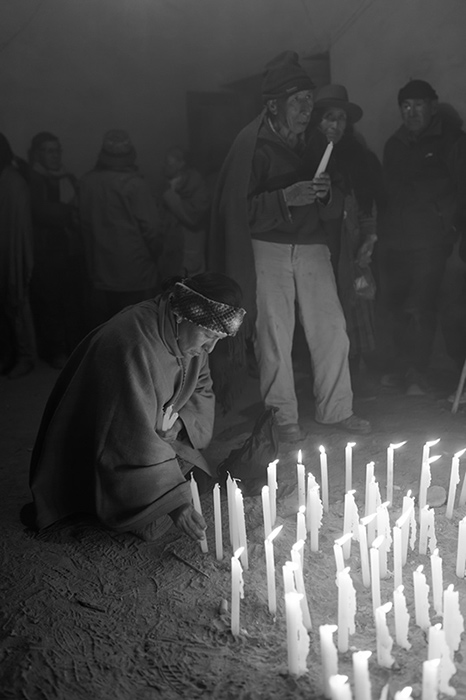 La luminaria es parte del ritual, cada persona enciende con respeto una vela al visitar la cruz. Es momento de pedir con fe por lo que más se quiere. Esta noche es larga, fría y silenciosa. La gente acompañará las cruces hasta el alba (cruces de Milagro).