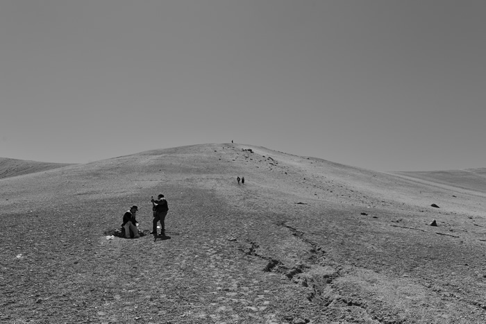 En medio del silencio del desierto , entre el soplo sibilante del viento, un hombre canta el cuculis, el canto triste de agradecimiento a la Cruz de Mayo. Con guitarra y voz sube y baja acompañando al peregrino por el cerro dando aliento y energía. Otro hombre lo acompaña sentado, sirve pisco al caminante, que continúa subiendo.