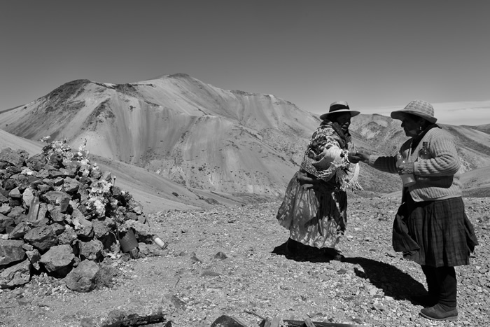 El cansancio y la altura se hacen notar. Luego de un largo sendero por el altiplano, el licor se toma como agua. La familia de los mayordomos se encargan de que cada peregrino sea bienvenido con un trago fuerte. “Uno pa´ la cruz, otro pa´ la sed”.