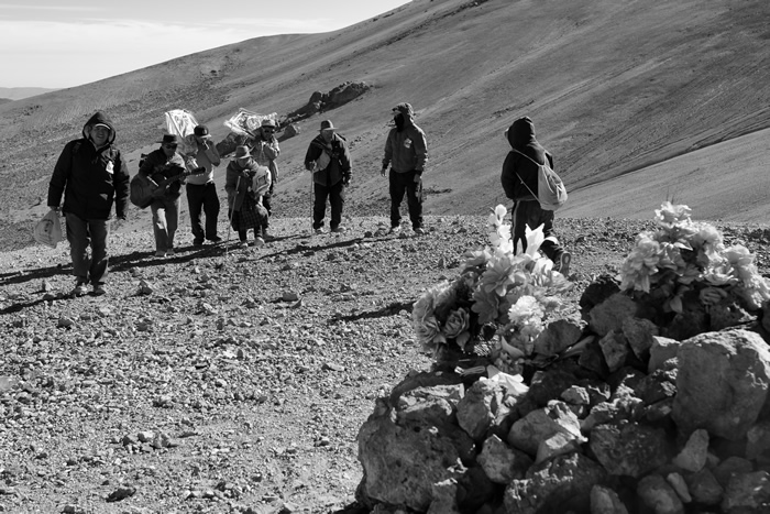 A lo lejos se ven llegar las cruces con los que partieron desde el pueblo. Fueron ocho horas de viaje a pie pasando por distintos puntos de la precordillera. El sacrificio es parte de la celebración, un regalo para Milagro.