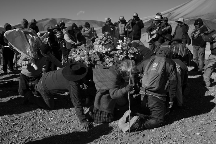 El viento sopla frío y con mucha fuerza, el momento es intenso. Una comunidad entregada a la fe y devoción hacia la Cruz de Milagro. La gente canta y llora. Comienza la despedida.