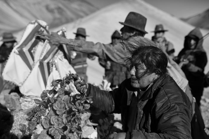 Señora Sonia Gutiérrez, mayordoma de la cruz de Milagro y milagrera de tradición se despide de la cruz emocionada y agradecida: “Adiós milagrita linda, que sea en buena hora”.