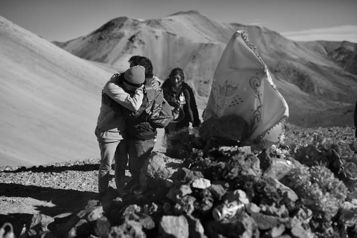 La gente se despide emocionada, el sol comienza su retirada y los socoromeños el retorno al pueblo. El paso es lento y melancólico.