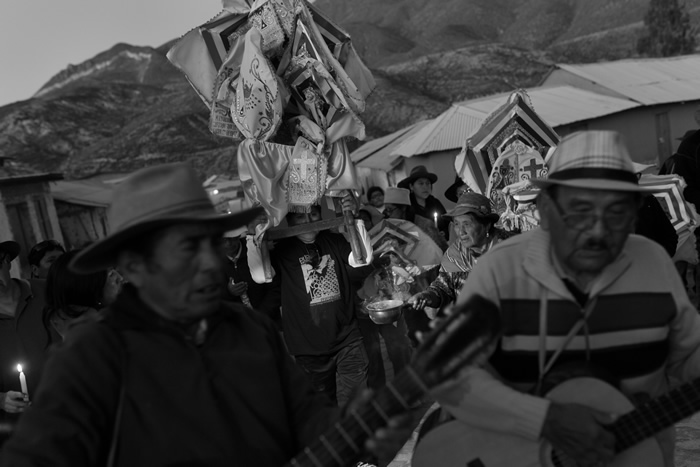 Oda de amor (cuculis) Ahora sí que cantaremos, ahora si que bailaremos, Ahora sí que cantaremos, ahora sí que bailaremos, cuculis, culis, culis Canten canten bailadores, verso no les faltará, Canten canten bailadores, verso no les faltará, cuculis, culis, culis Desde lejos he venido buscando flores de Mayo, Desde lejos he venido buscando flores de Mayo, cuculis, culis, culis Buscando flores de mayo, para coronar tu día, Buscando flores de mayo, para coronar tu día, cuculis, culis, culis