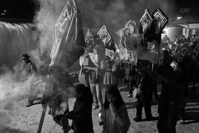 Por la noche se realiza una procesión por las calles principales del pueblo, culminando la actividad cuando los mayordomos y sus acompañantes dejan a su respectiva cruz nuevamente en la iglesia.