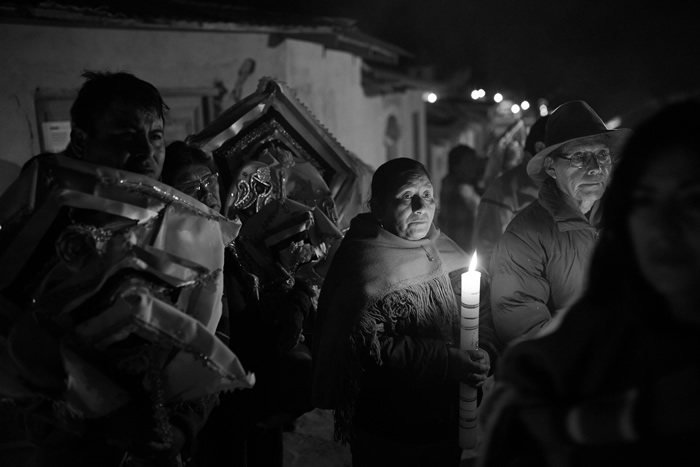 Durante la noche, los músicos de la orquesta tradicional y sus instrumentos realizan una ceremonia íntima con la naturaleza y el Sereno.