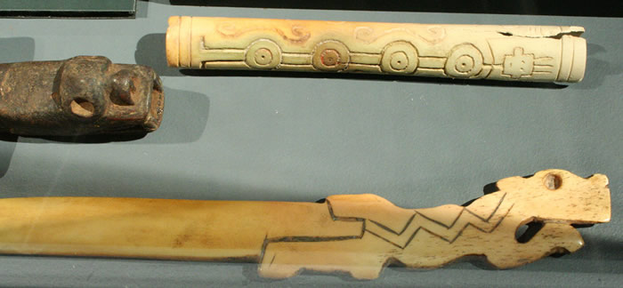 Espátula con representación de felino. Hueso. Norte Grande. Periodo Post nwanaku 1000 – 1300 d.C. Museo Chileno de Arte Precolombino ,2783.